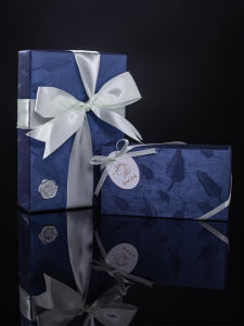 กระดาษบรรจุของขวัญลายขนนกหนาขนาดใหญ่ กระดาษปั๊มลายหัวใจรักวันวาเลนไทน์วันเกิดธุรกิจ Ins Style กระดาษบรรจุของขวัญสำหรับงานวันเกิด