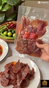 เนื้อแดดเดียว 4 แถม1 ไร้มัน เนื้อล้วน คัดพิเศษ หมักสูตรโบราณแท้ๆ อร่อยครบรส 1 แพ็ค ขนาด150กรัม(น้ำหนักรวม750กรัม)