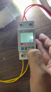 Bảo vệ rò rỉ tự động Tuya 1-63A điều chỉnh được với màn hình kỹ thuật số hiển thị điện áp và tiêu thụ điện năng.