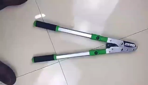 กรรไกรตัดกิ่ง ตัดกิ่งไม้ ด้ามยาว ปรับความยาว 68-104cm. ***6 ระดับ*** ใบมีดคม ทำจากเหล็ก SK5 แข็งแรง ทนทาน มีความแข็งแรงทนต่อการใช้งานหนักได้ดี กรรไกรเอนกประสงค์