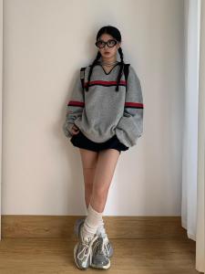 เสื้อฮู้ดคอกลมแขนยาวหลวมๆ สไตล์อเมริกันสำหรับผู้หญิง ฤดูใบไม้ร่วง 2025 เสื้อผ้าทำงานสไตล์สตรีทแบบลำลอง