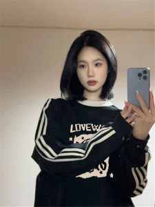 เสื้อสเวตเตอร์คอกลมแขนยาวทรงหลวมสไตล์เกาหลีสำหรับผู้หญิง แฟชั่นฤดูใบไม้ร่วง/ฤดูหนาว พิมพ์ลายการ์ตูนสีดำ 3 แถบ