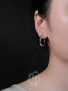 Minimalist Bright Surface Silver Color Womens Earrings French Style Versatile Simple Design High-End Feelings Fresh out Ear Jewelry