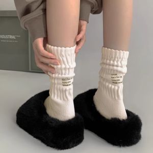 Lovely Girls House Outfit for Teenage and Women ♡ ถุงเท้าทรงท่อลายตัวอักษรแฟชั่นเรียบง่ายถุงเท้ากีฬาผ้าฝ้ายลำลองดูดซับเหงื่อสำหรับผู้ชายผู้หญิง