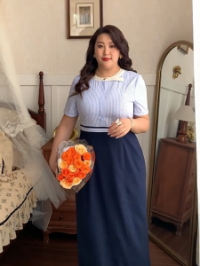 đầm công sở dáng dài Thiết kế phối màu xanh đen tinh tế cùng chi tiết sọc dọc ở thân trên tạo hiệu ứng thị giác giúp vóc dáng thon gọn vt94-0925