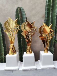 PIALA SET ISI 3 TATAKAN PUTIH MEWAH MURAH juara 123 MODEL ACAK silakan chat untuk ketersediaan model