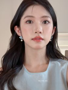 ต่างหูไข่มุกสีตัดกันแบบเรโทร ดีไซน์ดอกไม้ เครื่องประดับแฟชั่นสำหรับผู้หญิง เครื่องประดับหูสุดหรูหรา เครื่องประดับแฟชั่นฤดูร้อน 2025