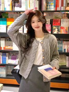 เสื้อคาร์ดิแกนถักสีเทา ทรงสั้น สำหรับผู้หญิง ฤดูใบไม้ผลิ 2024 เสื้อชั้นในแบบใหม่ เสื้อชั้นในสั้นสำหรับนักเรียน เสื้อชั้นในแบบสวมคอกลม