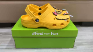 Giày sục crocs chuẩn xịn chống hôi chân nhựa tế bào êm mềm đúc liền khối siêu bền đi mưa lội nước đi biển band jutin drew house màu vàng tặng kèm sticker