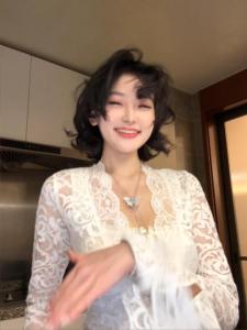 French Lace Trim V-Neck Long Sleeve T-Shirt Womens Autumn Winter Slim Fit Base Layer Sweet Spicy Girl Design Sense Top