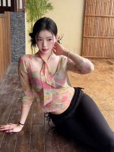 เสื้อเชิ้ตแขนยาวคอวีลายดอกไม้หวานและเผ็ดร้อนพร้อมเข็มขัด แขนยาว ทรงสั้น ทรงเข้ารูป ฤดูใบไม้ผลิ 2024 เสื้อผ้าทำงาน