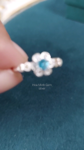 Nhẫn bạc size mini size 4 5 lên kiểu hoa mai 6 cánh tròn đính đá bọc viên chủ đá màu xanh lá xanh dương os16803F Hoa Minh Gem