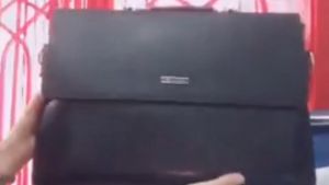 TÚI ĐEO CHÉO NAM CHẤT LIỆU DA CAO CẤP THIẾT KẾ DÀNH RIÊNG CHO DÂN CÔNG SỞ NHƯNG VẪN HỢP THỜI TRANG  - Thương hiệu  AZAGO