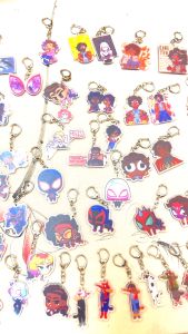 Spider-Man di seluruh rantai kunci akrilik Spider-Verse Miles Gwen pendant