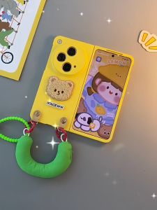 Oppo Find N3 เคสโทรศัพท์มือถือ ตัวเคสสีเหลืองพาสเทล มาพร้อมหมีและสายคล้อง