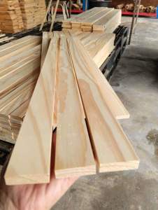 ไม้สนมือ1 พร้อมไสเรียบ 4 ด้านขนาด หนา 1.2 เซน กว้าง 4 เซน ยาว 150 เซน ราคา 224 บาท/มัด ( 1 มัดมี 4 ท่อน)