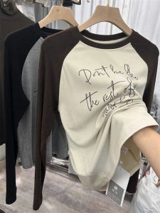 เสื้อยืดคอกลมแขนยาวทรงสลิมฟิตสำหรับผู้หญิง ฤดูใบไม้ร่วง/ฤดูหนาว เสื้อชั้นในลายตัวอักษรพิมพ์ลายสองหน้า แขนยาว ผ้าเดอร์โมเนล แฟชั่นเกาหลี