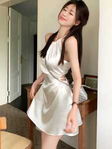 เรียบหรู ทรงเอ มินิเดรส ผู้หญิงเซ็กซี่ ไม่มีสาย ชุดผ้าซาตินผ้าไหมเข็มขัดเอวสูง คอคล้องคอ ดีไซน์ แขนกุด ฤดูร้อน เดรส