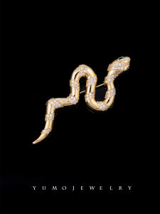 Gold Tone Vintage Snake Shaped Pin Brooch Mens Fashion Accessory for Coat Womens New Year Gift Luxury Feel Alloy Engraved Pin