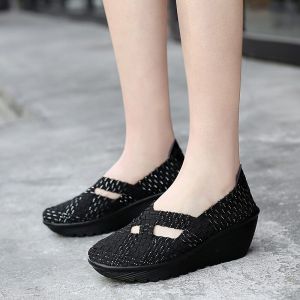 Giày Đan Dệt Mùa Xuân Đế Xuồng Giày Nữ Giày Cho Mẹ Đạp Chân Thường Ngày Tăng Chiều Cao Đế Dày Giày Lắc Xăng Đan Màu Đen Làm Việc