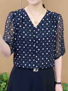 ฤดูร้อน Thin คอวี เสื้อเชิ้ตแขนกลางลายจุด ระบายอากาศได้ดี พรางหุ่น Mommy Fashion หลวม Workwear หลากหลาย Cover-up เสื้อท่อนบน