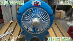 พัดลมตั้งโต๊ะแบบพกพา ดีไซน์การ์ตูน พร้อมไฟ LED และไฟฟ้าพกพา ขนาด 8 นิ้ว น้ำหนักเบา ใช้งานสะดวก