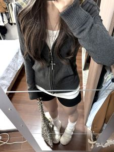 เสื้อคาร์ดิแกนถักสีเทาลายสก็อตสไตล์ย้อนยุคพร้อมฮู้ดสำหรับผู้หญิง ทรงสลิมฟิต ฤดูใบไม้ร่วง ความรู้สึกหรูหรา สไตล์เกาหลี เสื้อตัวบน