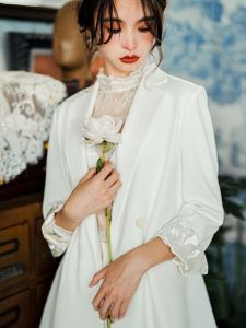 Original ดีไซน์ สีขาว งานแต่งงาน ชุดสูท เสื้อแจ็คเก็ต สําหรับผู้หญิง โพลีเอสเตอร์ ผ้าแขนยาว ชุดสูท เสื้อโค้ท สําหรับเจ้าสาว