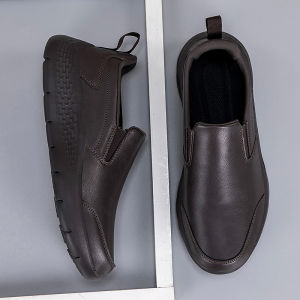 WuChu รองเท้าผู้ชาย PU หนังแบบนิ่มรองเท้ากันน้ำกันลื่นน้ำหนักเบารองเท้าขนาดใหญ่เดินสำหรับผู้สูงอายุ46 47 48