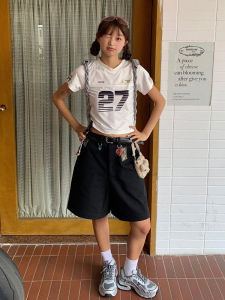 เสื้อยืดแขนสั้นผู้หญิงสไตล์อเมริกันฤดูร้อนใหม่ เสื้อกีฬาคอวีทรงสลิมฟิต ดีไซน์กระชับสัดส่วน เสื้อตัวบน