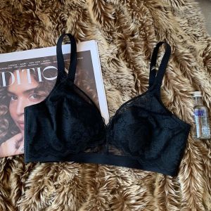 French Lace Crystal Cup Bra Large Size Appears Small for Young Women Summer Thin Comfortable Wire-free Bra with Rabbit Ears