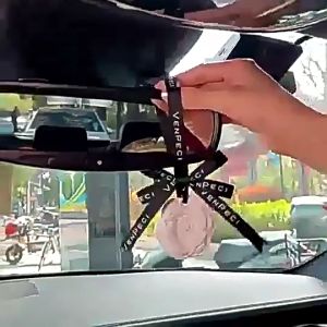 แผ่นน้ำหอมปรับอากาศ แผ่นน้ำหอม กำจัดกลิ่นอับในตู้เสื้อผ้าน้ำหอมกลิ่นธรรมชาติ หอมติดทนนาน สามารถแขวนในรถยนต์ได้ด้วย