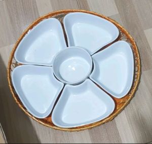 Bộ bát đĩa hình hoa mai 5 cánh nhựa phíp trắng bóng bao gồm 5 đĩa cánh hoa 1 bát 1 khay mây tre đan