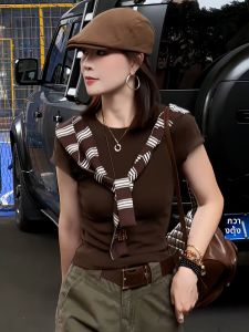 เสื้อยืดแขนสั้นทรงสลิมฟิตสำหรับผู้หญิงในช่วงฤดูร้อน สีขาว ทรงเข้ารูป ลำลอง เสื้อยืดคอกลม พิมพ์ลายดอกไม้ เส้นใยโพลีเอสเตอร์ผสมคอตตอน