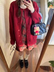 เสื้อคาร์ดิแกนถักหลวมๆ สีแดงสไตล์ย้อนยุคสำหรับผู้หญิงในฤดูใบไม้ร่วงและฤดูหนาว เสื้อคลุมด้านนอกสไตล์เกาหลีระดับไฮเอนด์