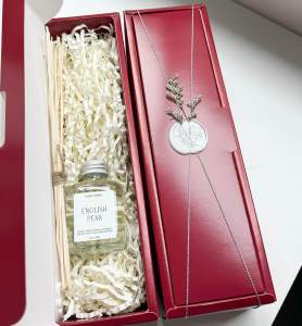 Kuim’s Holiday ของขวัญ ไม้หอมกระจายกลิ่น size s 30 ml. ตกแต่งตราประทับครั่ง กล่องสีแดง กระดาษฝอยสีครีม ของรับไหว้ ของชำร่วย