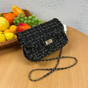 กระเป๋าสะพายข้างทรงสี่เหลี่ยมเล็กสำหรับผู้หญิง 2024 กระเป๋าสะพายข้างแบบโซ่แฟชั่นใหม่พร้อมสายสะพายไหล่ข้างเดียวแบบลำลอง