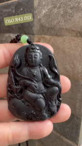 Mặt Dây Chuyền Nam Phật Quan Âm Cưỡi Cá Chép Đá Mã Não Đen Size To Cao 60mm Ngang 43mm Dầy 13mm có 499k ạ