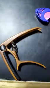 คาโป้กีตาร์สำหรับกีต้าร์ไฟฟ้าอะคูสติกคลาสสิกปรับที่หนีบปรับเสียงกีตาร์อุปกรณ์คลิปเปลี่ยนได้อย่างรวดเร็ว