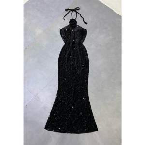 Đầm Body đuôi cá  Thiết Kế Cổ Yếm Đính Cườm Lấp Lánh Nổi Bật