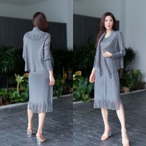 เซตเสื้อคลุม + ชุดเดรส อัดพลีท ฟรุ๊งฟริ๊ง AA Premium ที่สวย  เลอค่า มหาสมุทร 🌊 ที่สุดคร้าาา  เสื้อคลุมปกสูท เบรเซอร์แขนยาว แต่งเลเซอร์คัท ขอบชายพู่ ฟรุ๊งฟริ๊ง 🤗 ใส่สวยได้ตลอดกาล  มาพร้อมเข็มกลัด สวยเกร๋        ชุดเดรส คอวี แขนกุด แพทเทิร์นดีงาม