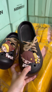 Dép Sục Nữ Bít Mũi Chất EVA Siêu Nhẹ Đế Cao 4p Kèm Sticker Bé Gái Buộc Dây Đáng Yêu Chống Trơn Trượt 8080+2😘