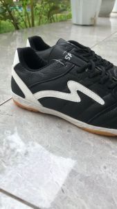 SEPATU FUTSAL SPECS KULIT TERBARU/Sol jahitan Muter hitam putih