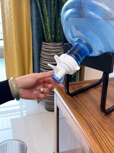 louts mall Set ขาตั้งถังน้ำพร้อมหัวกดน้ำดื่ม ไม่ต้องคอยยกให้หนักอีกต่อไป เพียงมีอุปกรณ์ 2 ชิ้น ประกอบง่าย ถอดแยกชิ้นได้ รองรับได้ถึง 20 ลิตร ส่งเร็ว