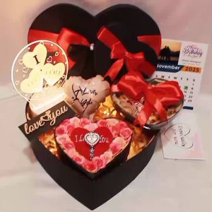 Kado Hadiah Cewek Aesthetic Romantis Berkesan – Gift Box & Hampers Eksklusif untuk Momen Spesial Ulang Tahun Anniversary Wisuda – Hadiah Mewah Murah dan Berkesan untuk Pasangan Pacar Sahabat Teman (LOVIN)