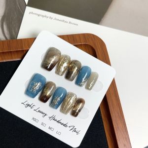 เล็บแต่งตัวทำมือสีน้ำเงินอ่อนฤดูใบไม้ร่วง/ฤดูหนาว ชุดยาวปานกลาง ชุบโลหะผสมเทียม เครื่องประดับเล็บแบบทำมือสุดหรูหรา