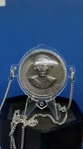 绝对值得收藏或佩戴的的圣物稀有之百岁神僧龙婆贵圣僧非常著名的圣水铜钵圣料自身法相手刻经文背面非常精美莲花大经文已包好3勾透明防水壳附送不锈钢佛牌链（请参阅图片）Very Beautiful Master Legend Wealthy  Monk Lp Kuay(Luang Por Kuay) Holy Water Bowl MAterial Rian Behind the talisman of the Buddhas crown “Rang Kru"BE2560