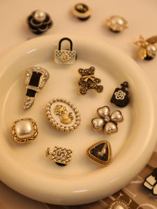 เครื่องประดับรองเท้า Crocs Baroque ระดับไฮเอนด์ DIY หัวเข็มขัดแบบถอดได้สำหรับฤดูร้อนปี 2024 ของแบรนด์ Fushion สีดำ