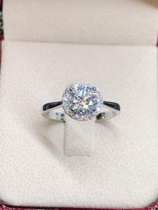 แหวนเงินเพชรโมซาไนท์ 1 กะรัตประดับเพชรล้อม