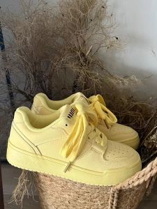 รองเท้าผ้าใบพื้นหนาสีเหลืองสำหรับผู้หญิง รองเท้าลำลองแบบอเนกประสงค์ รองเท้าผ้าใบสไตล์ขนมปัง รองเท้าผ้าใบแบบลำลองสำหรับผู้หญิง